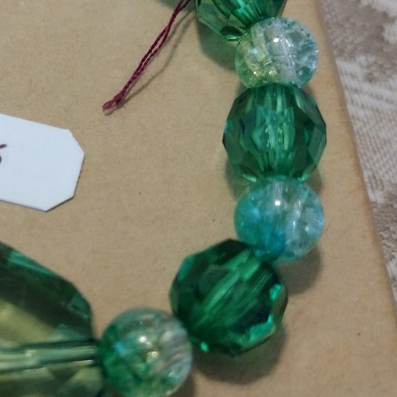 Artemis's Gems custom-made beaded bracelet with large green gem - Picture 4 of 4